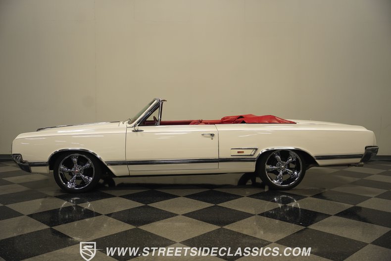 Unknown-Cutlass-1965-Provincial-White-Red-1