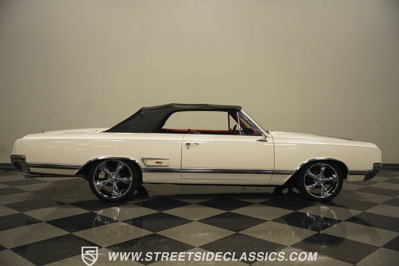 Unknown-Cutlass-1965-Provincial-White-Red-18
