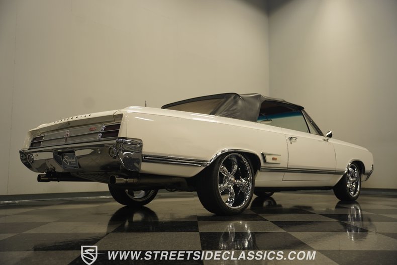 Unknown-Cutlass-1965-Provincial-White-Red-32