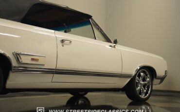 Unknown-Cutlass-1965-Provincial-White-Red-33