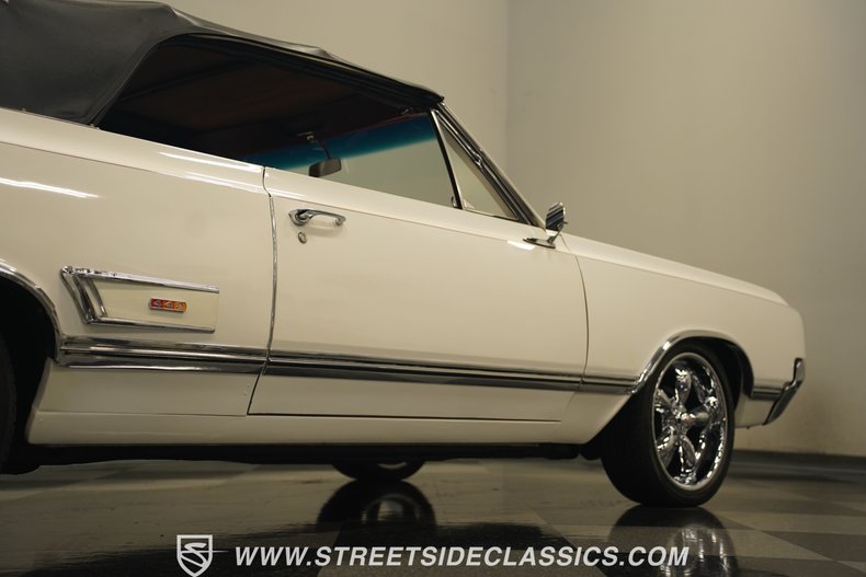 Unknown-Cutlass-1965-Provincial-White-Red-33