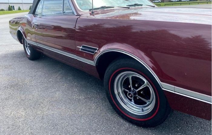Unknown-Cutlass-1966-MaroonBlack-Top-Black-Vinyl-10