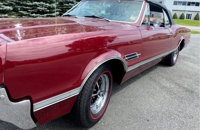 Unknown-Cutlass-1966-MaroonBlack-Top-Black-Vinyl-11