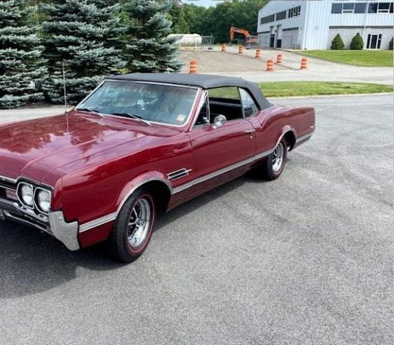 Unknown-Cutlass-1966-MaroonBlack-Top-Black-Vinyl-19