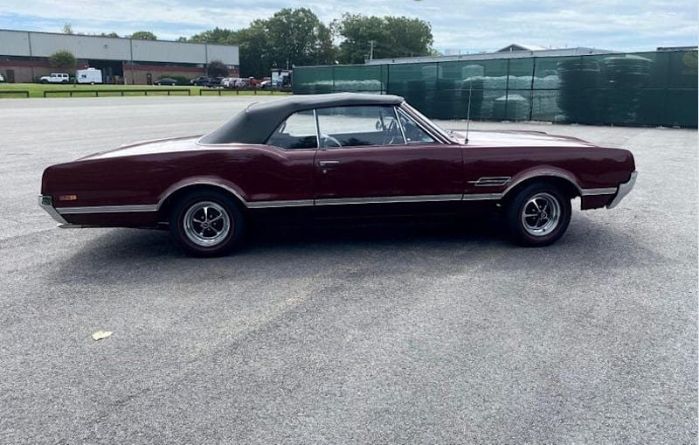 Unknown-Cutlass-1966-MaroonBlack-Top-Black-Vinyl-2
