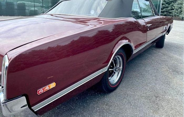 Unknown-Cutlass-1966-MaroonBlack-Top-Black-Vinyl-6