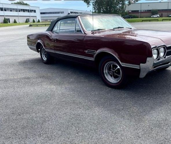 Unknown-Cutlass-1966-MaroonBlack-Top-Black-Vinyl-7