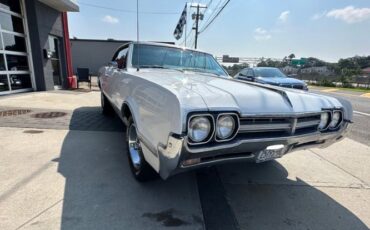 Unknown-Cutlass-1966-White-Black-1