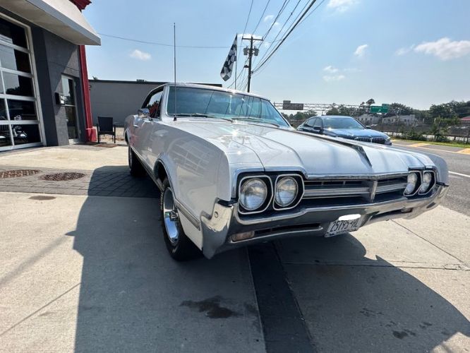 Unknown-Cutlass-1966-White-Black-1