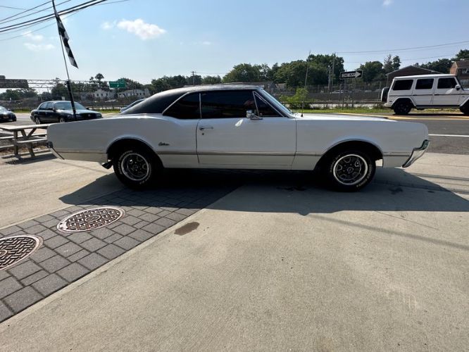 Unknown-Cutlass-1966-White-Black-16