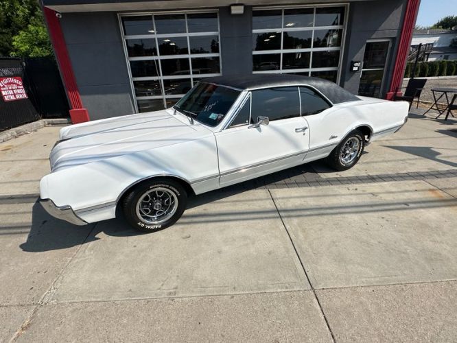 Unknown-Cutlass-1966-White-Black-25