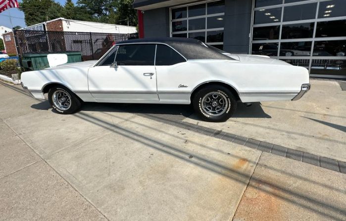 Unknown-Cutlass-1966-White-Black-3