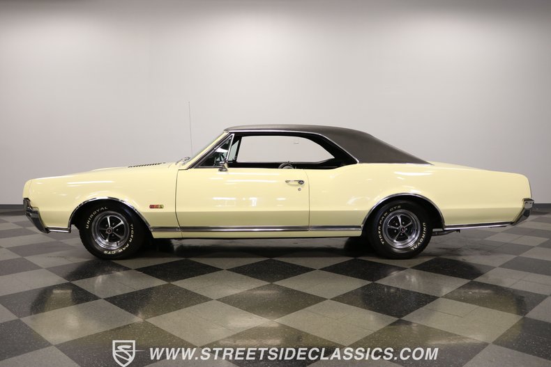 Unknown-Cutlass-1967-Cameo-White-Black-2