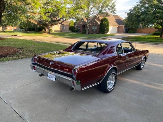 Unknown-Cutlass-1967-Red-4