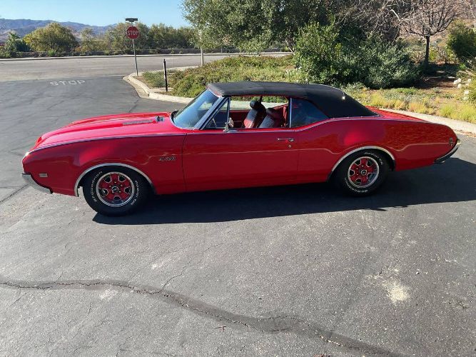 Unknown-Cutlass-1968-Red-7