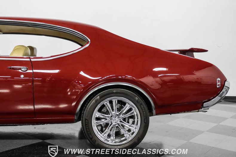 Unknown-Cutlass-1969-Burgundy-Metallic-Cream-28