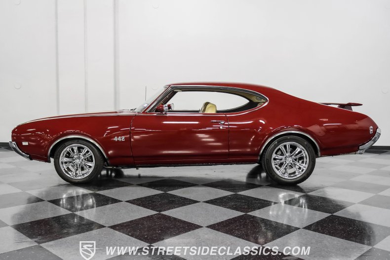 Unknown-Cutlass-1969-Burgundy-Metallic-Cream