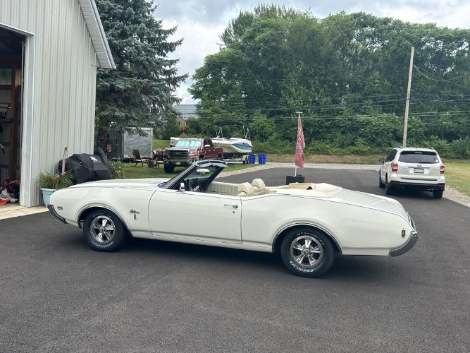 Unknown-Cutlass-1969-Triple-White-White-2