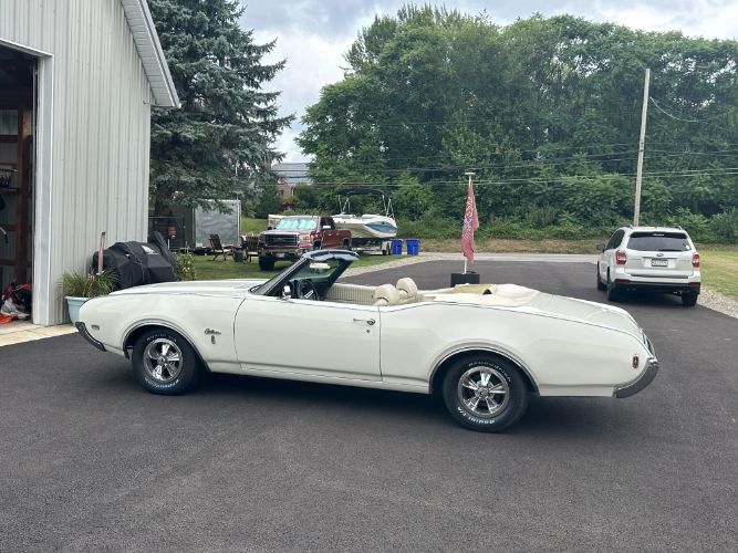 Unknown-Cutlass-1969-Triple-White-White-30