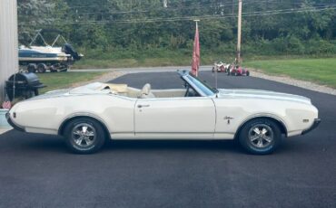 Unknown-Cutlass-1969-Triple-White-White-31