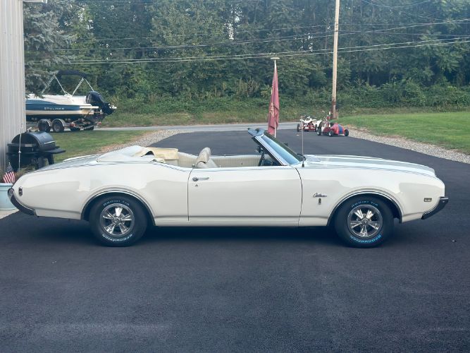 Unknown-Cutlass-1969-Triple-White-White-31