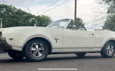 Unknown-Cutlass-1969-Triple-White-White-32
