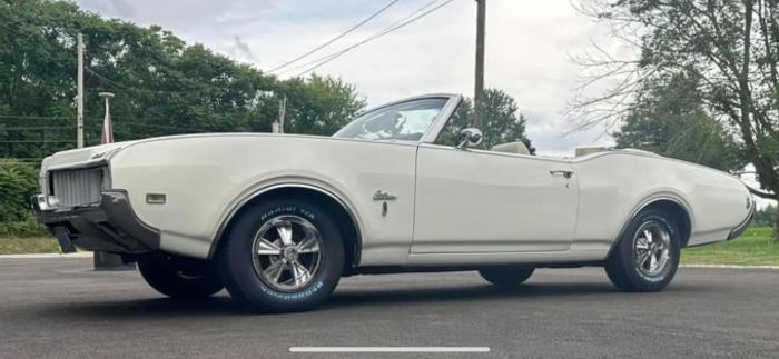 Unknown-Cutlass-1969-Triple-White-White-32