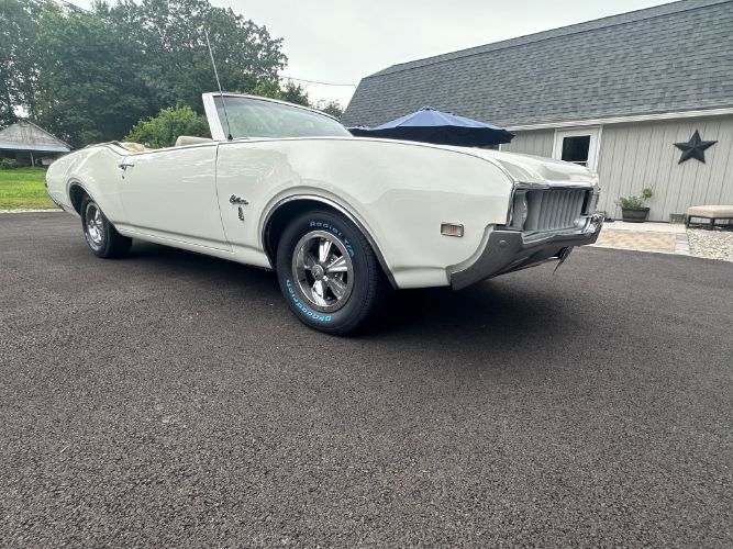 Unknown-Cutlass-1969-Triple-White-White-33