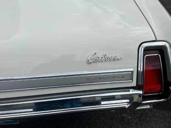 Unknown-Cutlass-1969-Triple-White-White-36