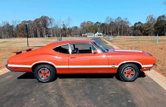 Unknown-Cutlass-1972-Flame-OrangeWhite-S-Black-16