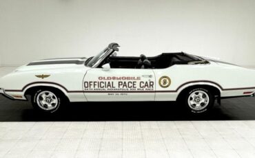 Unknown-Cutlass-supreme-1970-Porcelain-White-Black-1