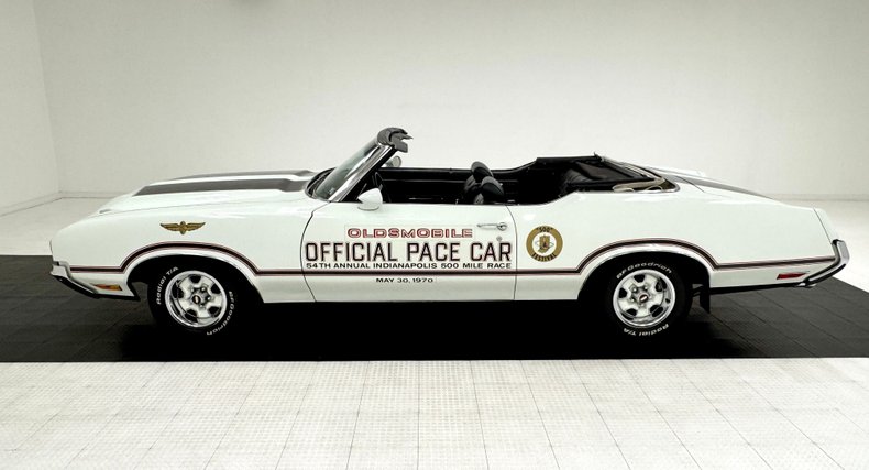 Unknown-Cutlass-supreme-1970-Porcelain-White-Black-1