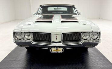 Unknown-Cutlass-supreme-1970-Porcelain-White-Black-10