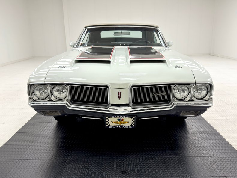 Unknown-Cutlass-supreme-1970-Porcelain-White-Black-10
