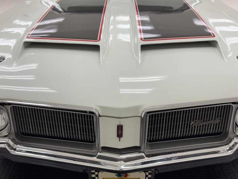 Unknown-Cutlass-supreme-1970-Porcelain-White-Black-11