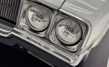 Unknown-Cutlass-supreme-1970-Porcelain-White-Black-12
