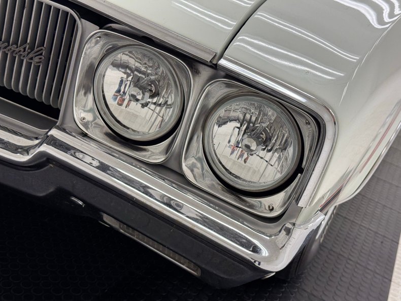 Unknown-Cutlass-supreme-1970-Porcelain-White-Black-12