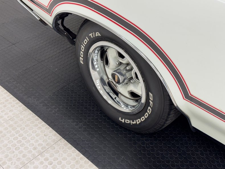 Unknown-Cutlass-supreme-1970-Porcelain-White-Black-14