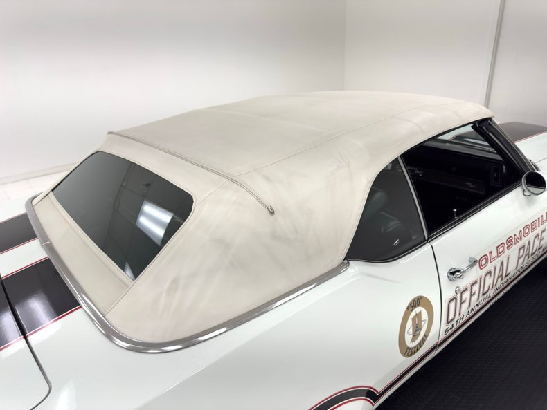Unknown-Cutlass-supreme-1970-Porcelain-White-Black-17