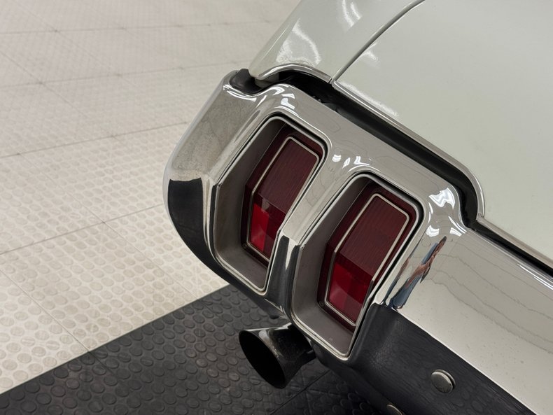 Unknown-Cutlass-supreme-1970-Porcelain-White-Black-18