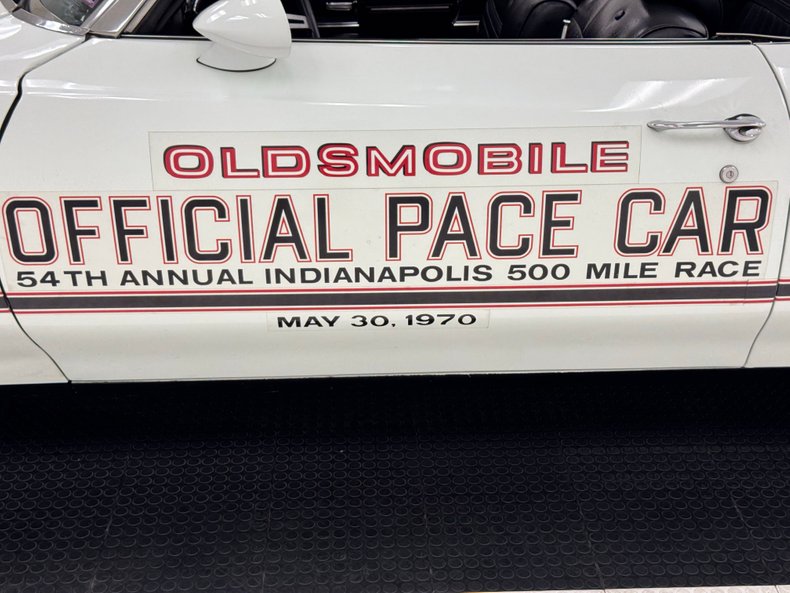 Unknown-Cutlass-supreme-1970-Porcelain-White-Black-2