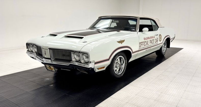 Unknown-Cutlass-supreme-1970-Porcelain-White-Black-24