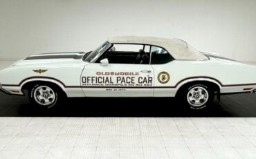 Unknown-Cutlass-supreme-1970-Porcelain-White-Black-25