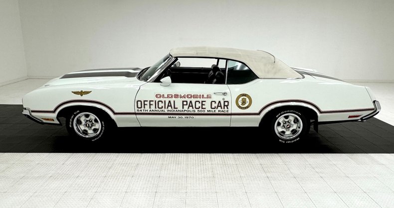Unknown-Cutlass-supreme-1970-Porcelain-White-Black-25