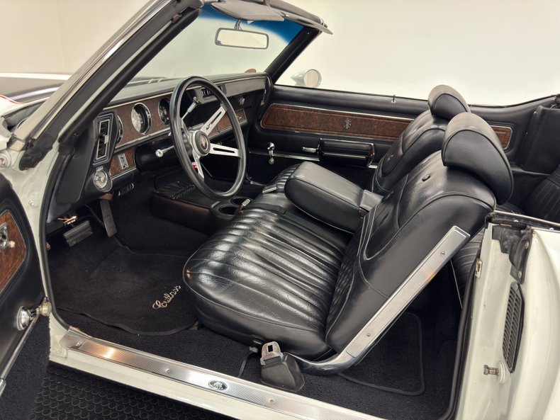 Unknown-Cutlass-supreme-1970-Porcelain-White-Black-3