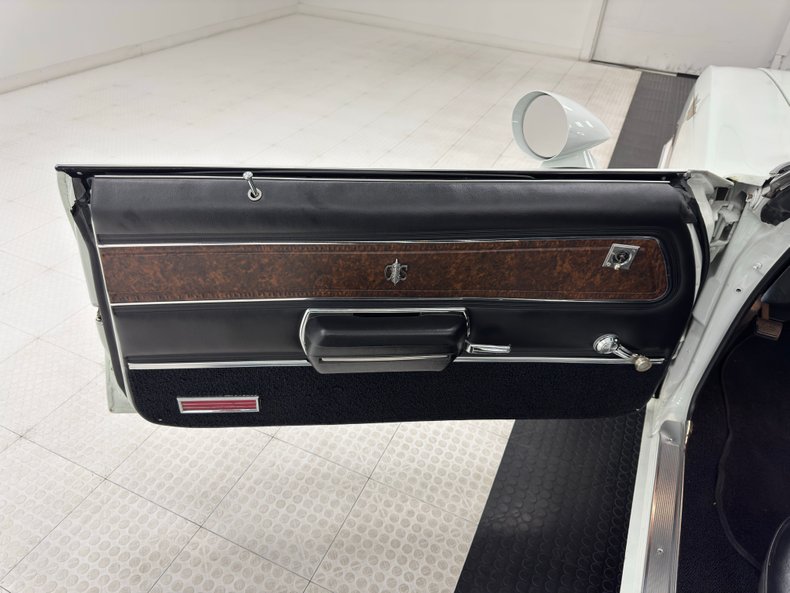 Unknown-Cutlass-supreme-1970-Porcelain-White-Black-37