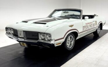 Unknown-Cutlass-supreme-1970-Porcelain-White-Black