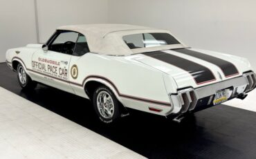 Unknown-Cutlass-supreme-1970-Porcelain-White-Black-4
