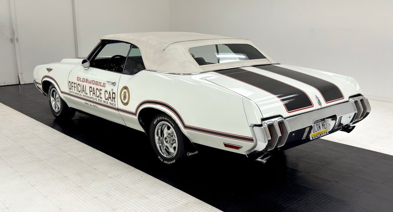 Unknown-Cutlass-supreme-1970-Porcelain-White-Black-4