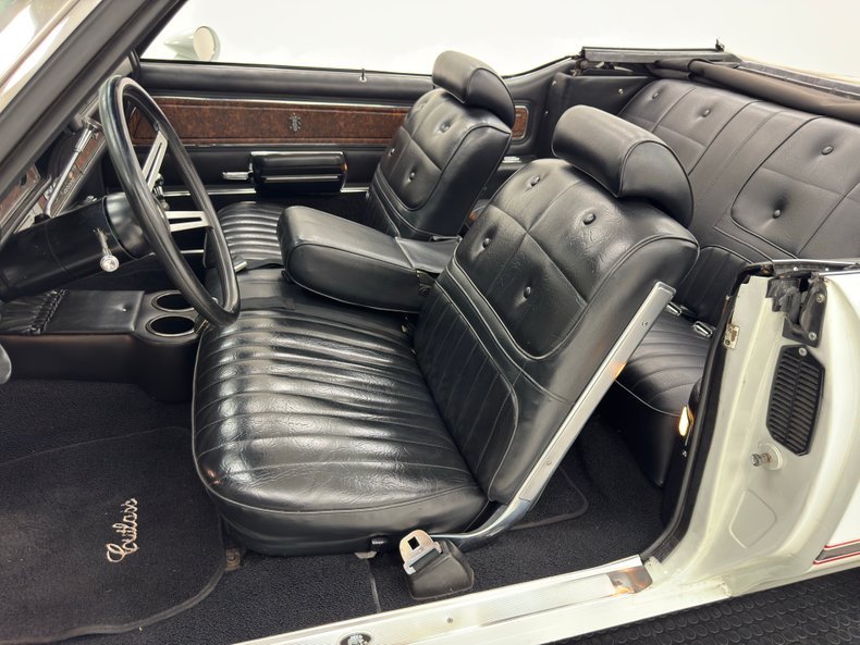 Unknown-Cutlass-supreme-1970-Porcelain-White-Black-40